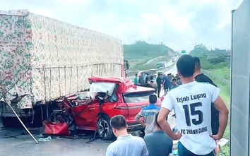 Ô tô 7 chỗ đâm đuôi xe đầu kéo trên cao tốc, tài xế tử vong, 3 người bị thương