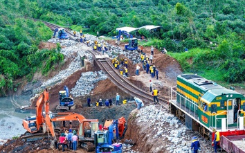 Hàng trăm công nhân nỗ lực khắc phục điểm xói lở ray đường sắt "treo lơ lửng" do bão số 13