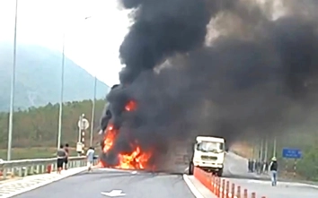 Xe đầu kéo bốc cháy ngùn ngụt trên cao tốc Vũng Áng - Bùng