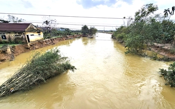 Huế: Sạt lở lấn sâu vào bờ hơn 3m, người dân sống trong sợ hãi bên sông Rào Cùng