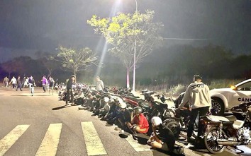 Xử lý nhóm thanh, thiếu niên tụ tập gây mất trật tự giao thông, tạm giữ hàng chục xe máy