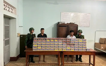 Biên phòng Tây Ninh bắt 2 đối tượng vận chuyển gần 420kg pháo lậu