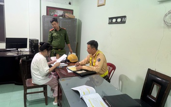 Tịch thu phương tiện, tước giấy phép lái xe của cô gái buông hai tay khi điều khiển xe máy