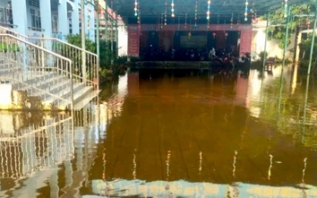 Học sinh trường mầm non ở Cà Mau khổ sở vì ngập