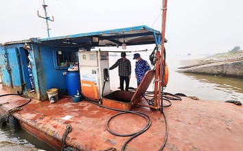 Tạm giữ tàu chở 12.000 lít dầu không rõ nguồn gốc tại vùng biển Hưng Yên và Ninh Bình