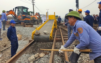 Đường sắt Việt Nam lần đầu diễn tập ứng cứu sụt đường bằng băng tải đá