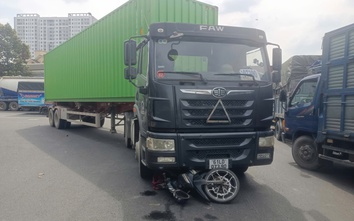 TP.HCM: Xe container cuốn xe máy vào gầm, cô gái nguy kịch