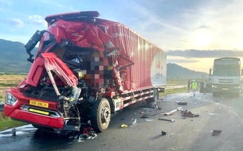 Tài xế xe container mắc kẹt trong cabin sau va chạm trên cao tốc