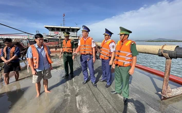 Bắt giữ xà lan vận chuyển gần 1.000m3 cát trái phép