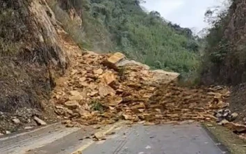 Sạt lở trên quốc lộ 6, ít nhất 3 người bị vùi lấp