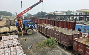 Đường sắt vận chuyển miễn phí 1 triệu viên gạch phục vụ tái thiết nhà ở tại miền Trung