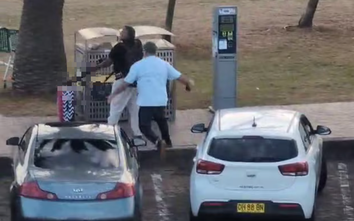 Khoảnh khắc người đàn ông bất chấp nguy hiểm tước vũ khí của kẻ xả súng ở Australia