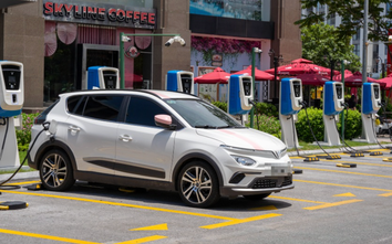 Cử tri băn khoăn lộ trình chuyển đổi xe xăng sang xe điện, Bộ Xây dựng nói gì?