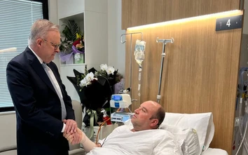 Tình hình sức khoẻ người hùng tay không ngăn cản nghi phạm vụ xả súng tại Australia