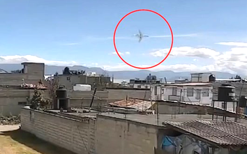 Khoảnh khắc máy bay lao xuống đất ở Mexico, 10 người  thiệt mạng