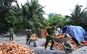Công an tỉnh Khánh Hòa bàn giao ngôi nhà đầu tiên trong “Chiến dịch Quang Trung”