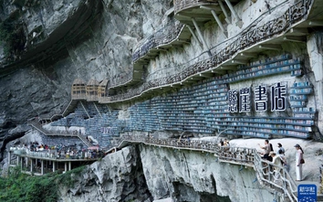 Hiệu sách khổng lồ bên vách đá