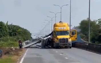 Container đứt dây chằng, hàng rơi chắn ngang đường, giao thông ùn ứ