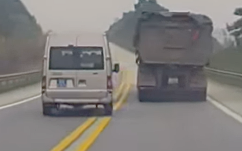 Tài xế ô tô biển xanh đi sai làn trên cao tốc bị phạt 5 triệu đồng, trừ điểm bằng lái