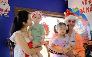 Hành khách thú vị đón nhận “cơn mưa quà" của Ông già Noel trên các chuyến tàu SE
