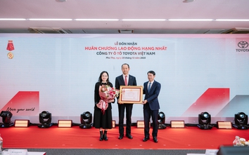Hãng ô tô Nhật Bản nhận huân chương Việt Nam