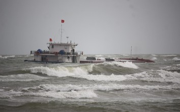 Hiện trường cứu hộ tàu hàng chở hơn 2.350 tấn clinke gặp nạn tại Cửa Việt