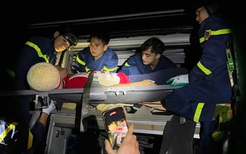 Tai nạn xe khách và xe tải trên cao tốc Cao Bồ - Mai Sơn, hai tài xế mắc kẹt trong cabin