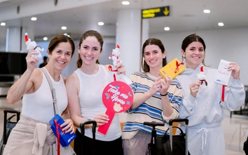 Khách Tây bất ngờ nhận quà Giáng sinh trên băng chuyền hành lý nhà ga quốc tế Nội Bài