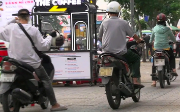 CSGT TP.HCM xử lý hơn 100 xe máy leo vỉa hè