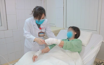 Một phụ nữ bỏng tay nặng do hóa chất thông bồn cầu phát nổ