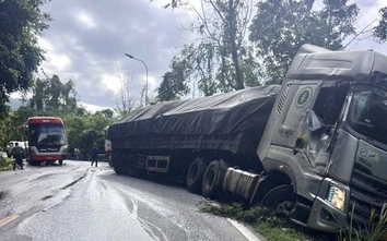 Xe đầu kéo tông đuôi xe giường nằm gây tai nạn liên hoàn, đèo Bảo Lộc ùn tắc nhiều giờ