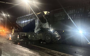 Hưng Yên: Tông vào xe đầu kéo đang dừng chờ đèn đỏ, một tài xế tử vong