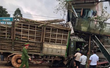 Ô tô tải va chạm xe máy ở Quảng Trị, cháu bé tử vong tại chỗ, bốn người bị thương