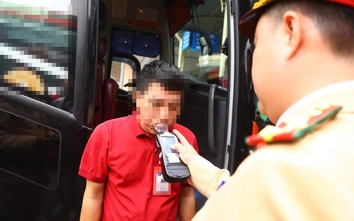 CSGT Hà Nội vào bến xe kiểm tra nồng độ cồn, nhắc tài xế ô tô khách không vi phạm dịp Tết