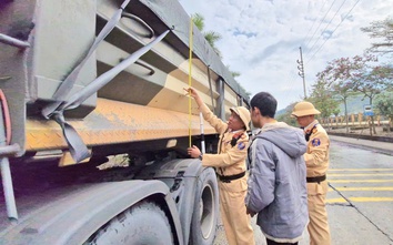 Bắc Ninh: CSGT đến nhà máy tuyên truyền, xử lý vi phạm, đảm bảo ATGT dịp cuối năm