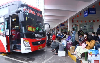 Người dân lỉnh kỉnh hành lý, đổ ra bến xe về quê trước kỳ nghỉ Tết Dương lịch