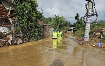 Khánh Hòa: Mưa lớn trong đêm, nhiều nơi ngập cục bộ, giao thông bị chia cắt