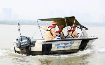 Hà Nội: CSGT đường thủy tuần tra trên sông Hồng, xử lý loạt tàu thuyền vi phạm