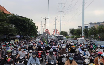 Cửa ngõ tắc nghẽn, trung tâm quá tải: TP.HCM lập kế hoạch ứng phó trước Tết