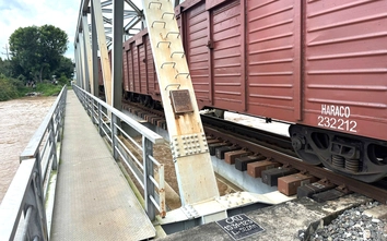 Đường sắt lại điều toa xe 200 tấn trấn giữ cầu khi nước dâng mạnh tại Lâm Đồng