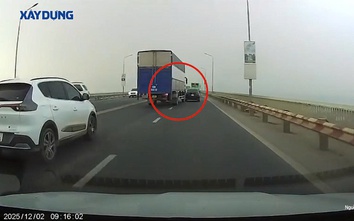 Chuyển làn ẩu, xe tải húc xe con sang làn ngược chiều trên cầu Thăng Long