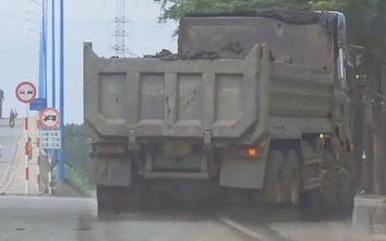 Đồng Nai: Xử phạt 3 tài xế vì chở bùn không che bạt và vượt ẩu trên đường