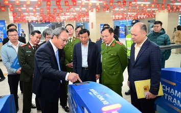 Hai Thứ trưởng Bộ Xây dựng và Bộ Công an trải nghiệm hệ thống soát vé tự động ga Cát Linh