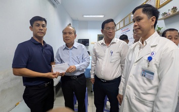 Lãnh đạo TP.HCM thăm hai nạn nhân đang điều trị sau vụ cháy nhà trên đường Trần Hưng Đạo