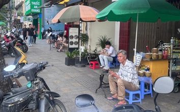 Tạm ngưng thu phí vỉa hè tại TP.HCM: Khi nào triển khai trở lại?