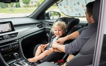 Từ 1/1/2026, chở trẻ em trên ô tô cần lưu ý gì? 