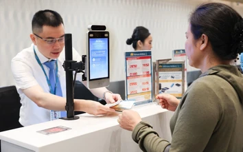 Hành khách thực hiện thủ tục sinh trắc học toàn trình tại sân bay