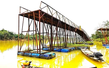 Cận cảnh khắc phục cầu phao La Khê Trẹm ở Huế bị lũ đánh gãy