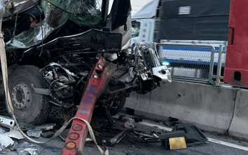 Bản tin TNGT 8/12: Ô tô tải tông xe đầu kéo trên cao tốc, 2 người tử vong