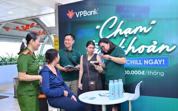 Hành khách metro thích thú trải nghiệm chạm thanh toán nhanh gọn của VPBank